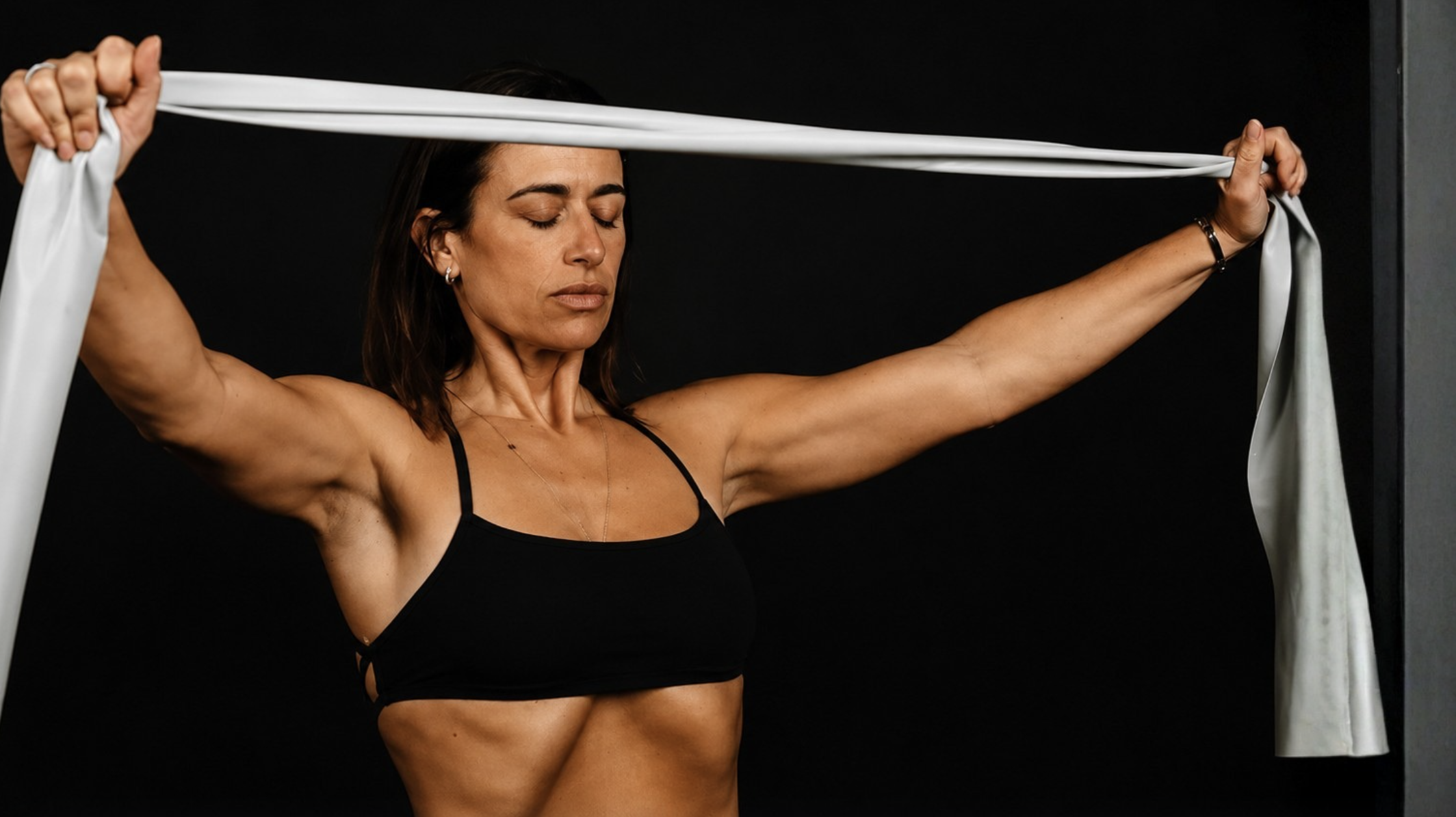 Paula Pereira a executar um exercício de Low Pressure Fitness com uma banda elástica